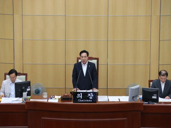 최진호 도의장 ‘노 타이’차림으로 본회의 진행 2