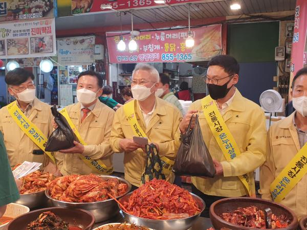 전북도의회 전통시장 장보기 및 사회복지시설 위문 3