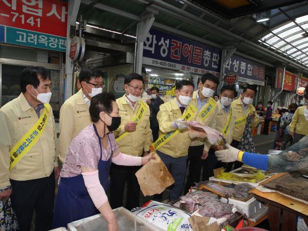 전북도의회 전통시장 장보기·의료진 격려 2