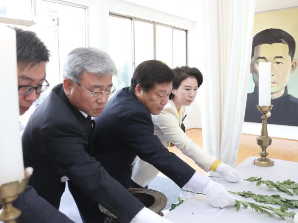 양용모 도의장, 고 김주열 열사 묘역 참배 2