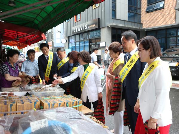전북도의회, 전통시장 장보기 및 복지시설 위문 2