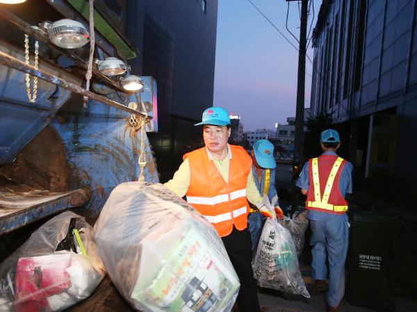 최진호 도의장 ‘1일 환경미화원’현장체험 4