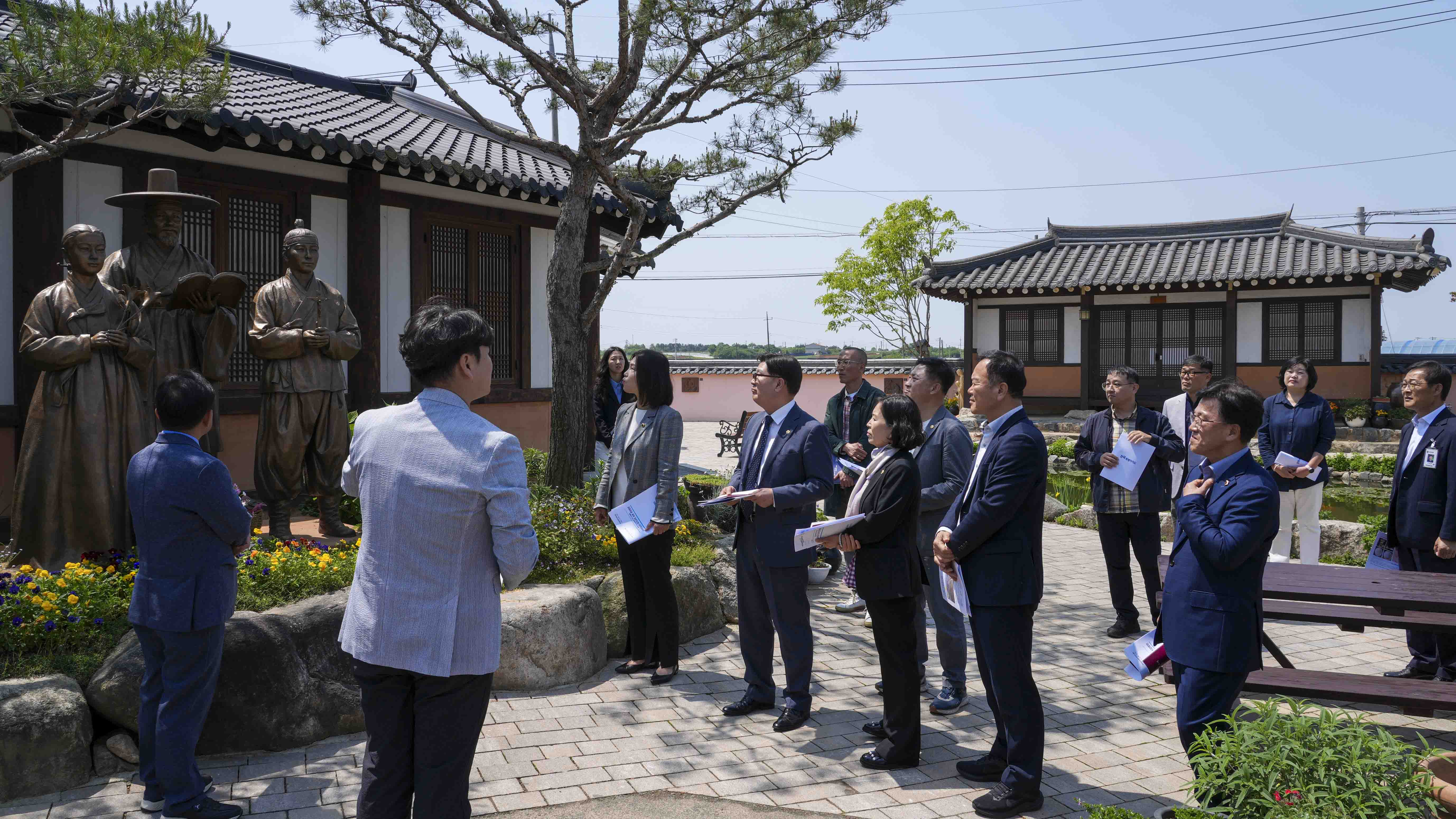 24.05.09. 제409회 도의회 임시회 문화건설안전위원회 현지의정활동(초남이성지) 3