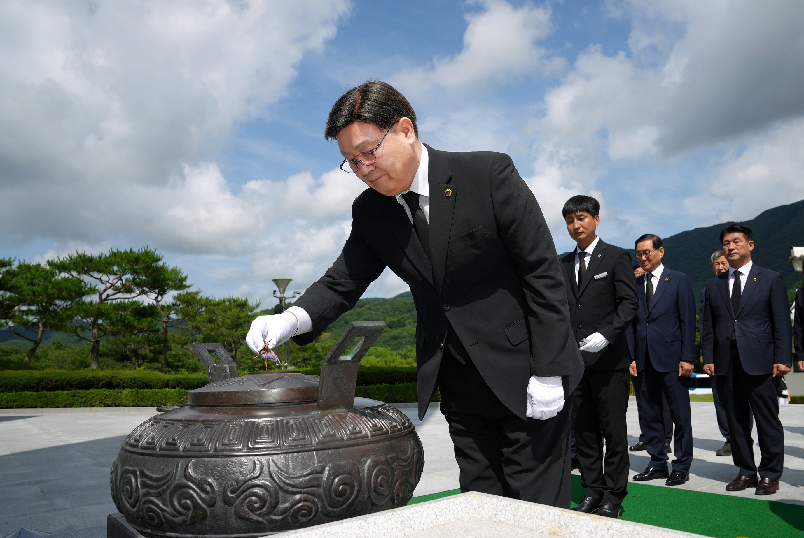 24.07.01. 제12대 전북특별자치도의회 후반기 의장단 및 상임위원장단 등 호국원 참배 첨부이미지 : 2DSC00444.jpg