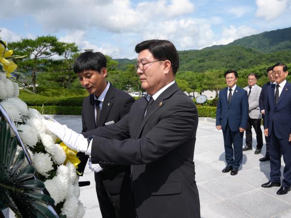 24.07.01. 제12대 전북특별자치도의회 후반기 의장단 및 상임위원장단 등 호국원 참배 첨부이미지 : 3DSC00410.jpg