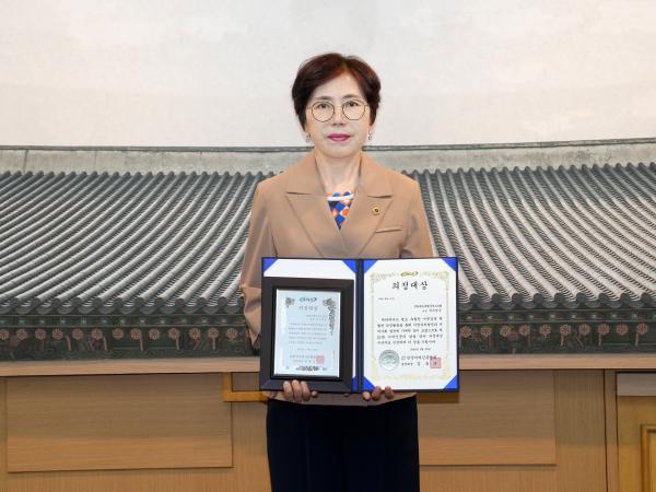 24.06.27. 전국신문협회 의정대상 수상 첨부이미지 : 국주영은 전북특별자치도의회 의장 전국신문협회 의정대상 수상 (2).jpg